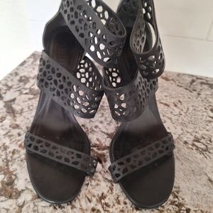 Alexander McQueen Triple-Band Laser-Cut  Leather Sandal  Black size 40.5‎